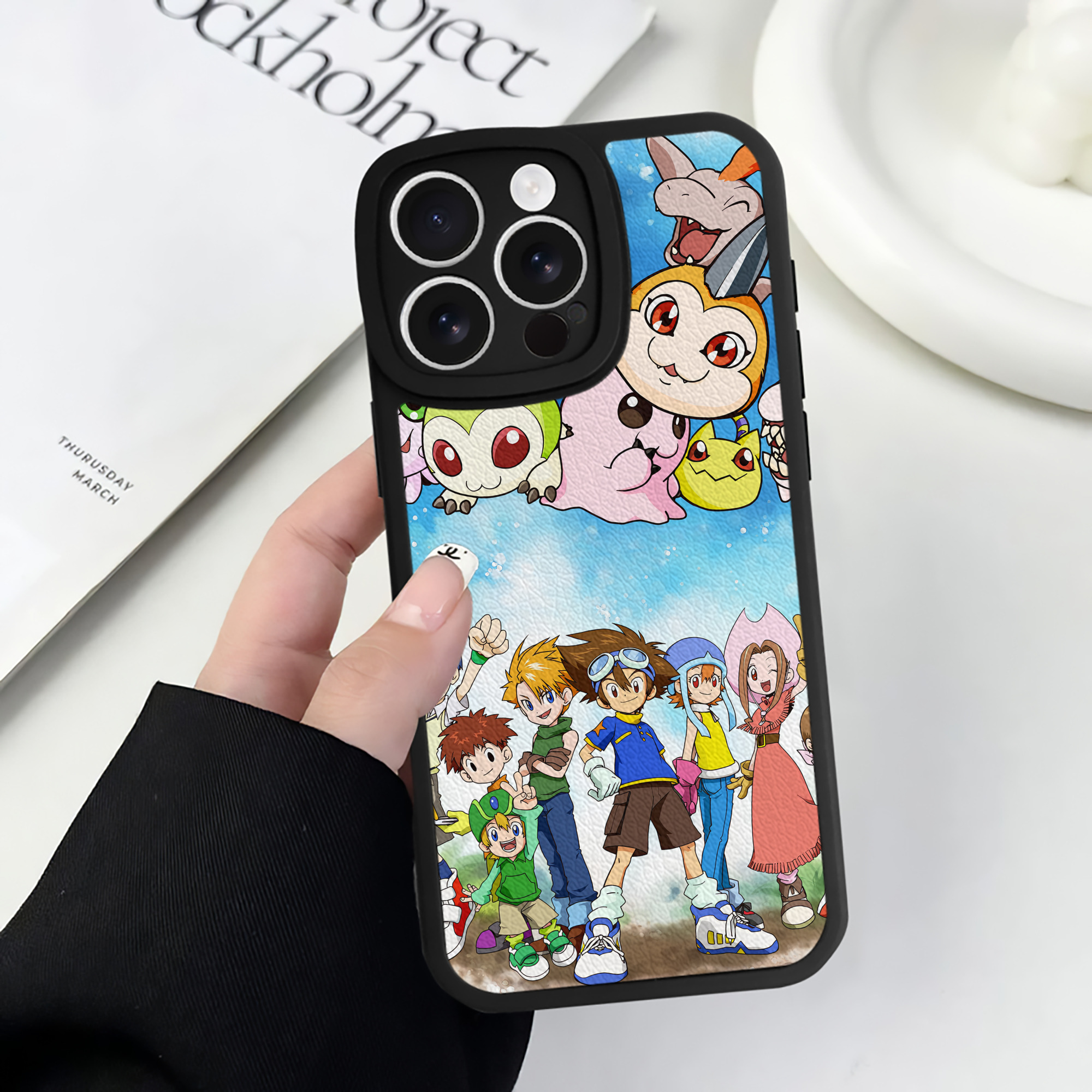 （画像用） Digimon デジタルモンスター/デジモン 【iPhone 16シリーズ対応】シリコンスマホケース（レザー調） 材質：シリコン